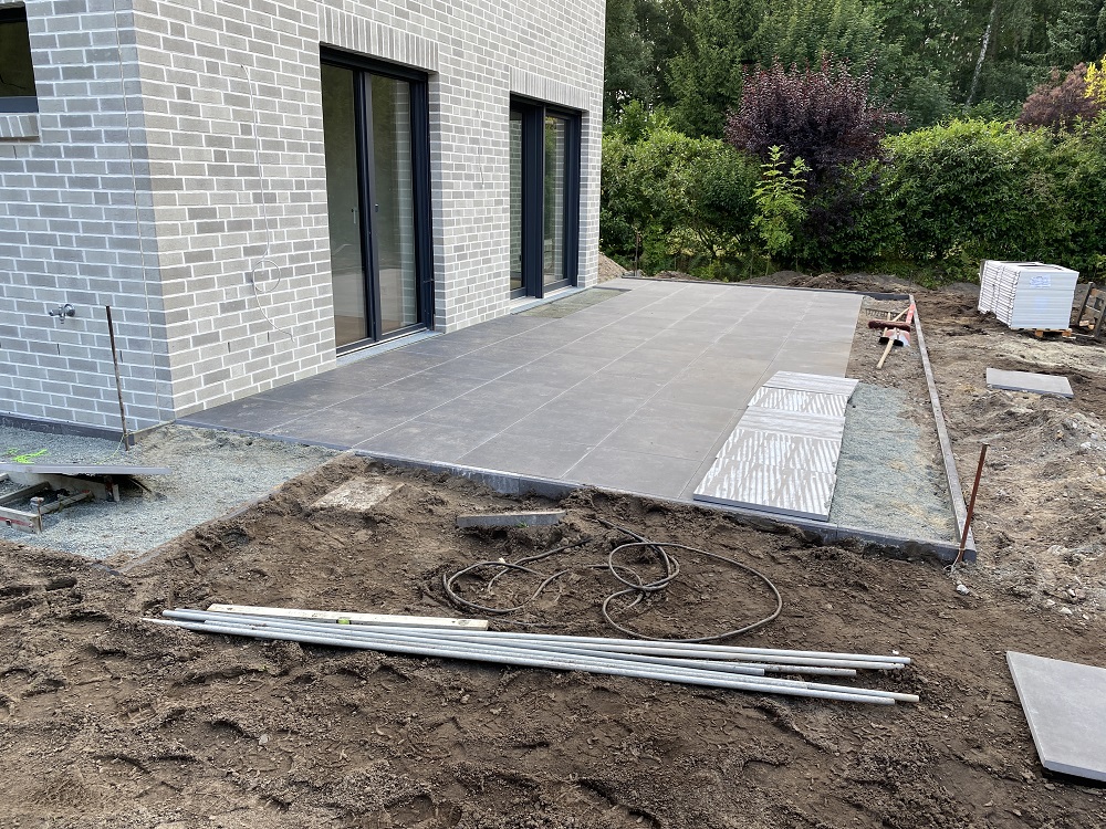 Terrasse aus Natur- oder Betonstein